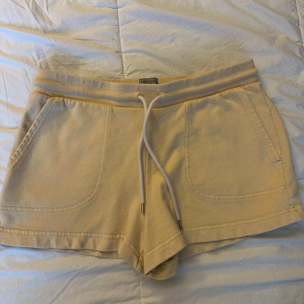 GAP Women's Athletic Shorts in Cream